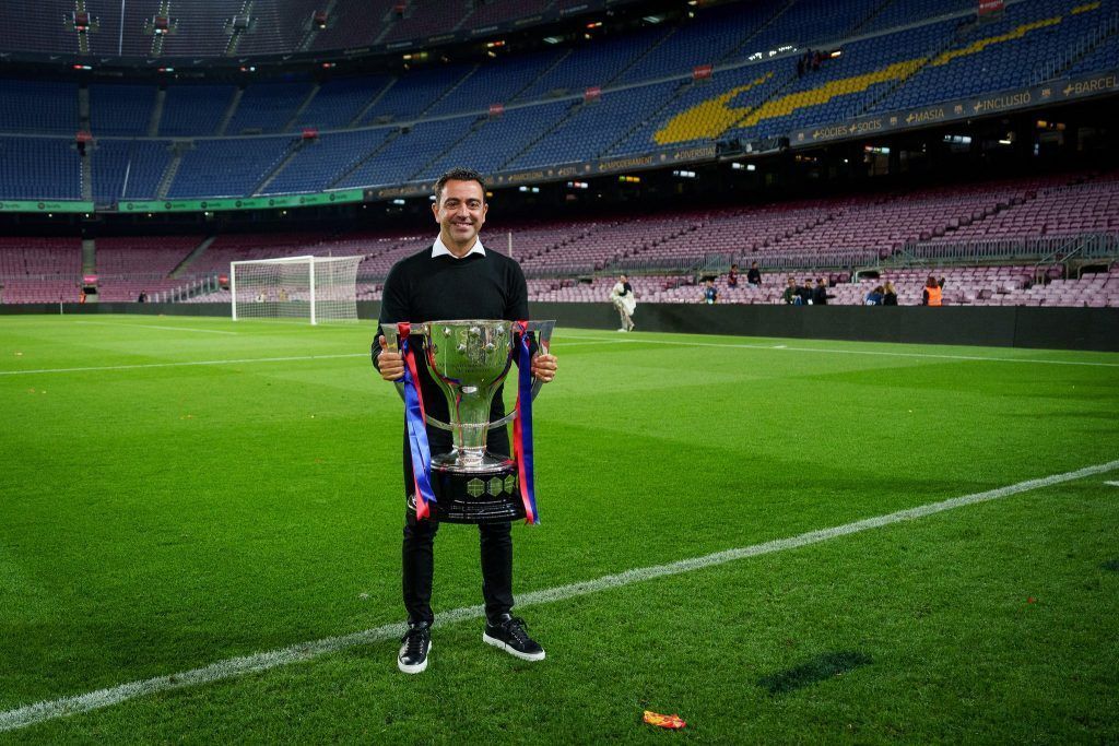 Xavi con el trofeo de campeón de liga.