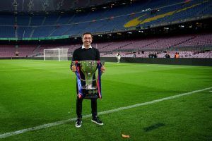 Xavi con el trofeo de campeón de liga.
