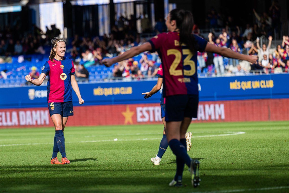 Paredes celebrando ese tanto que provocaba el empate del Barça - Costa Adeje. (Foto: @fcbfemeni)