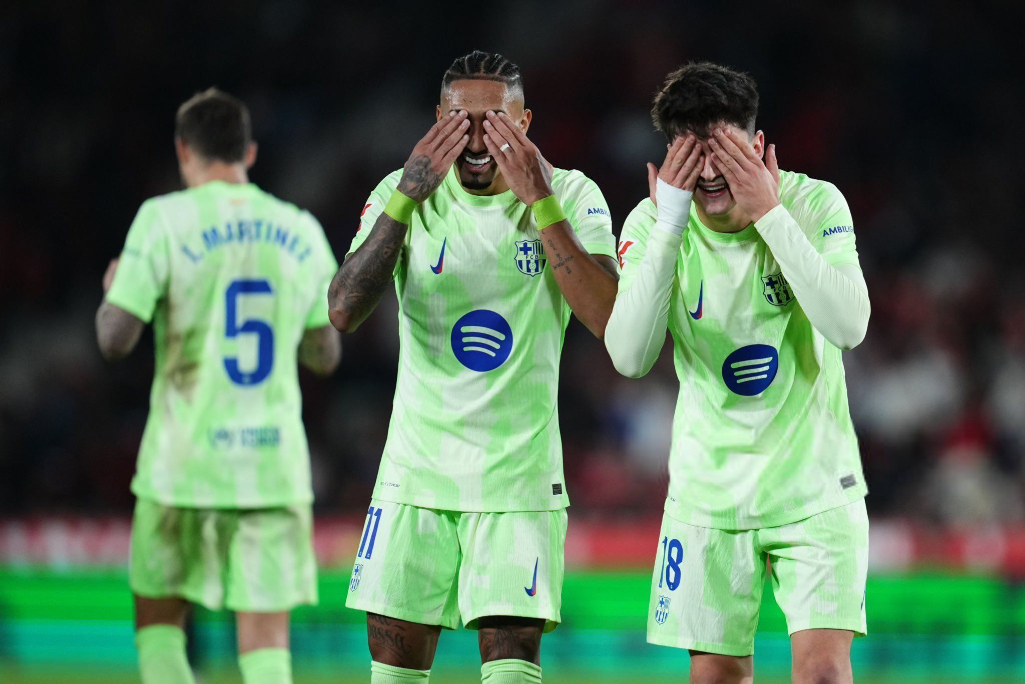 Pau Víctor y Raphinha celebran el 1-5 en Son Moix