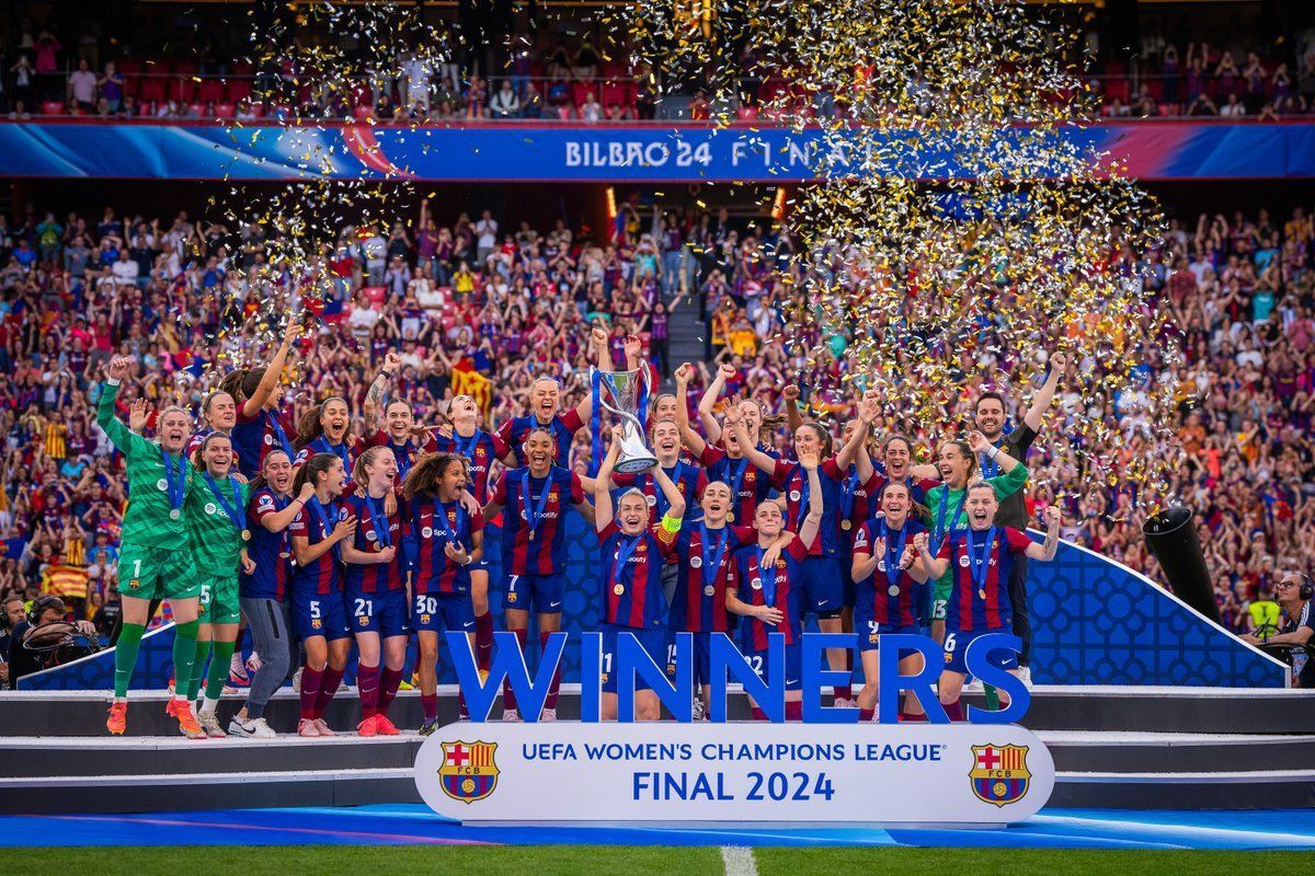 El Barça levantando la Champions en San Mamés tras ganar al Olympique de Lyon. (Foto: @fcbfemeni)