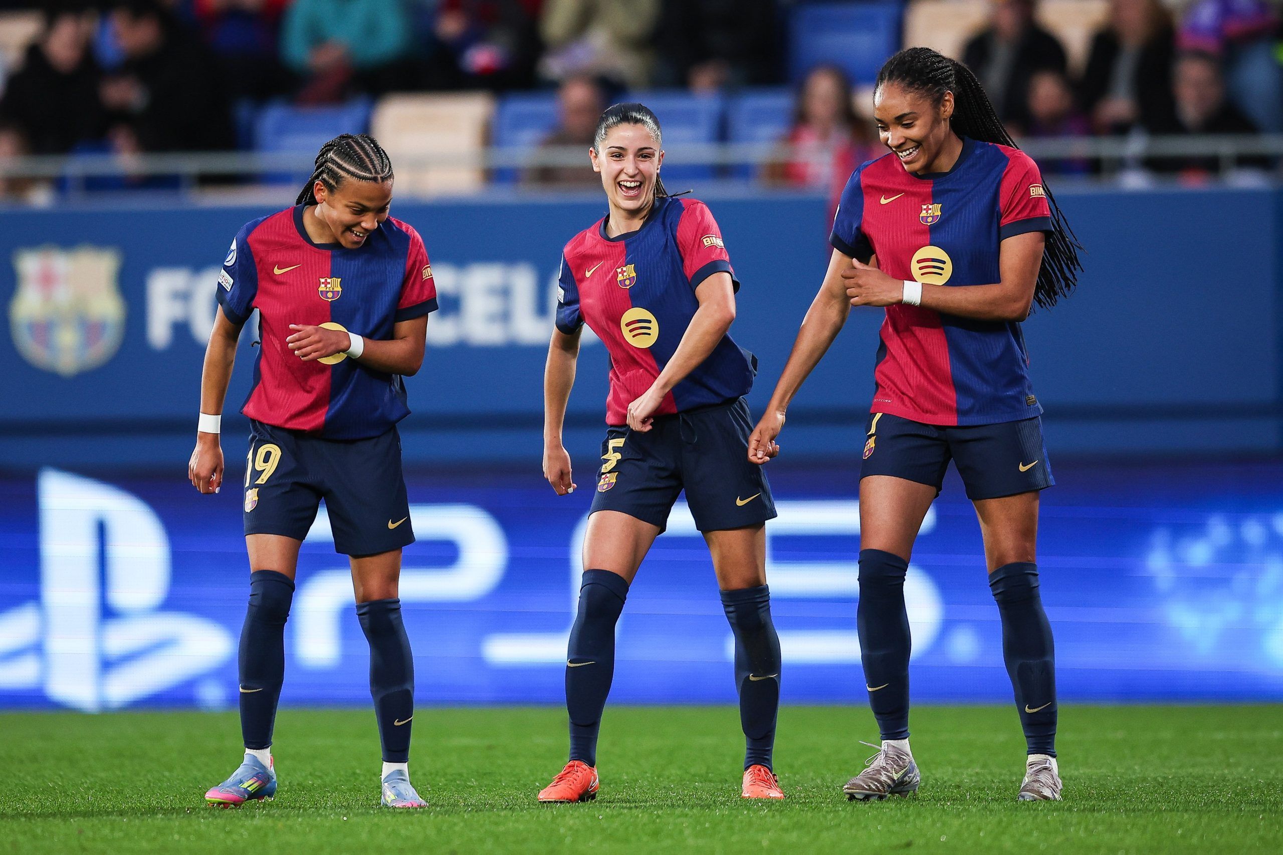 Salma Paralluelo, Vicky Lopez y Jana Fernandez celebran el gol