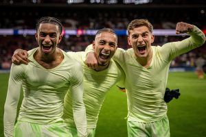 El FC Barcelona celebra su victoria 2-4 frente al Atlético de Madrid en el Metropolitano