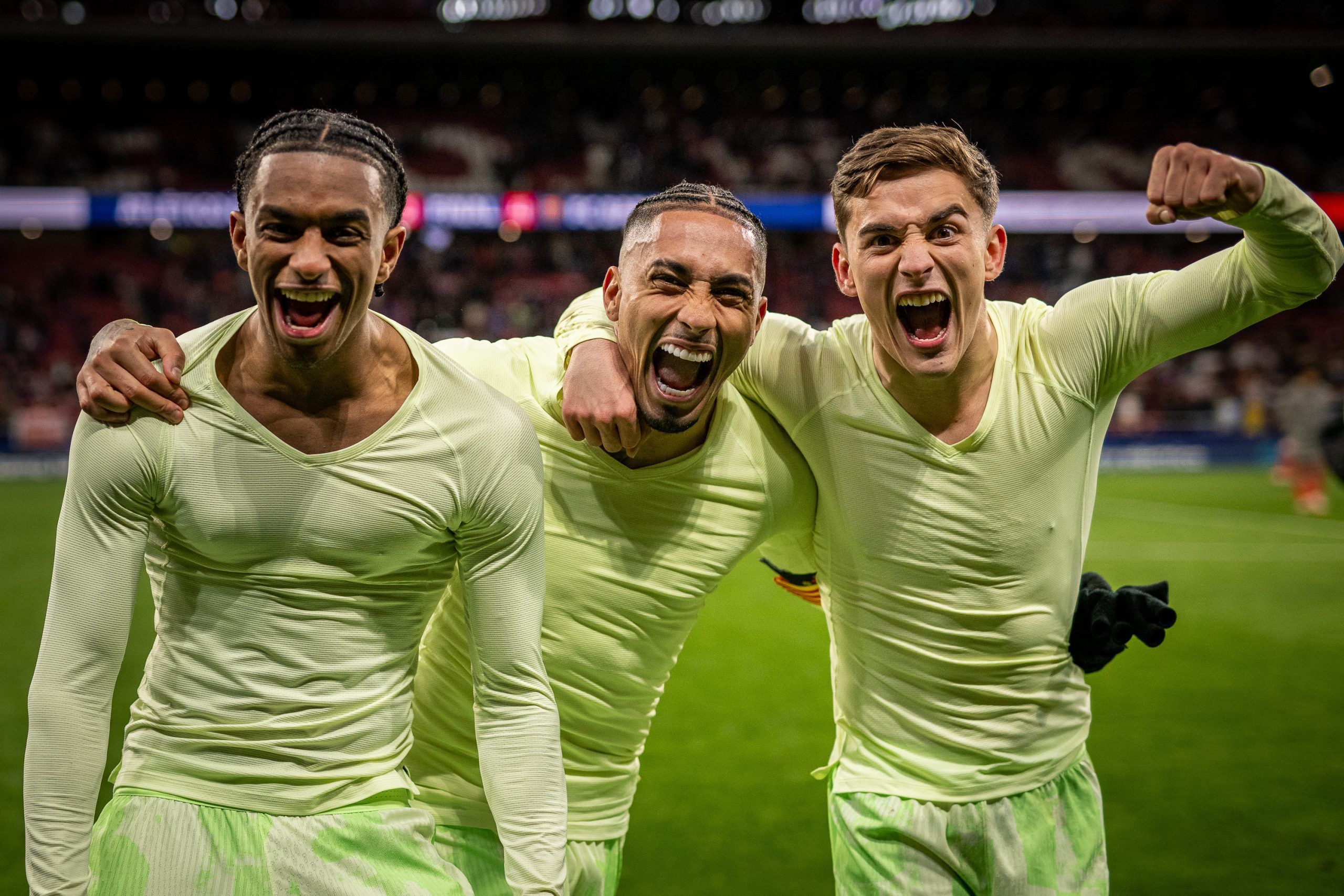 El FC Barcelona celebra su victoria 2-4 frente al Atlético de Madrid en el Metropolitano