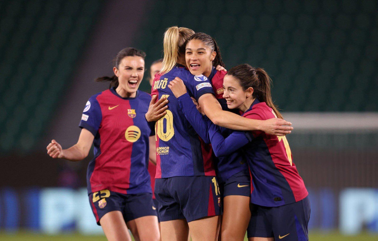 El Barça Femenino celebra la victoria por 1-4 ante el Wolfsburgo