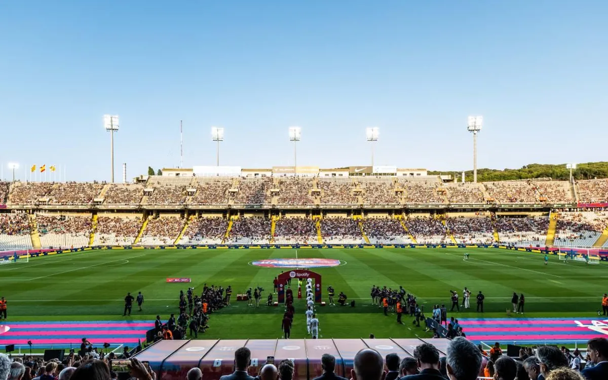 El FC Barcelona jugando en Montjuïc durante las obras del Camp Nou