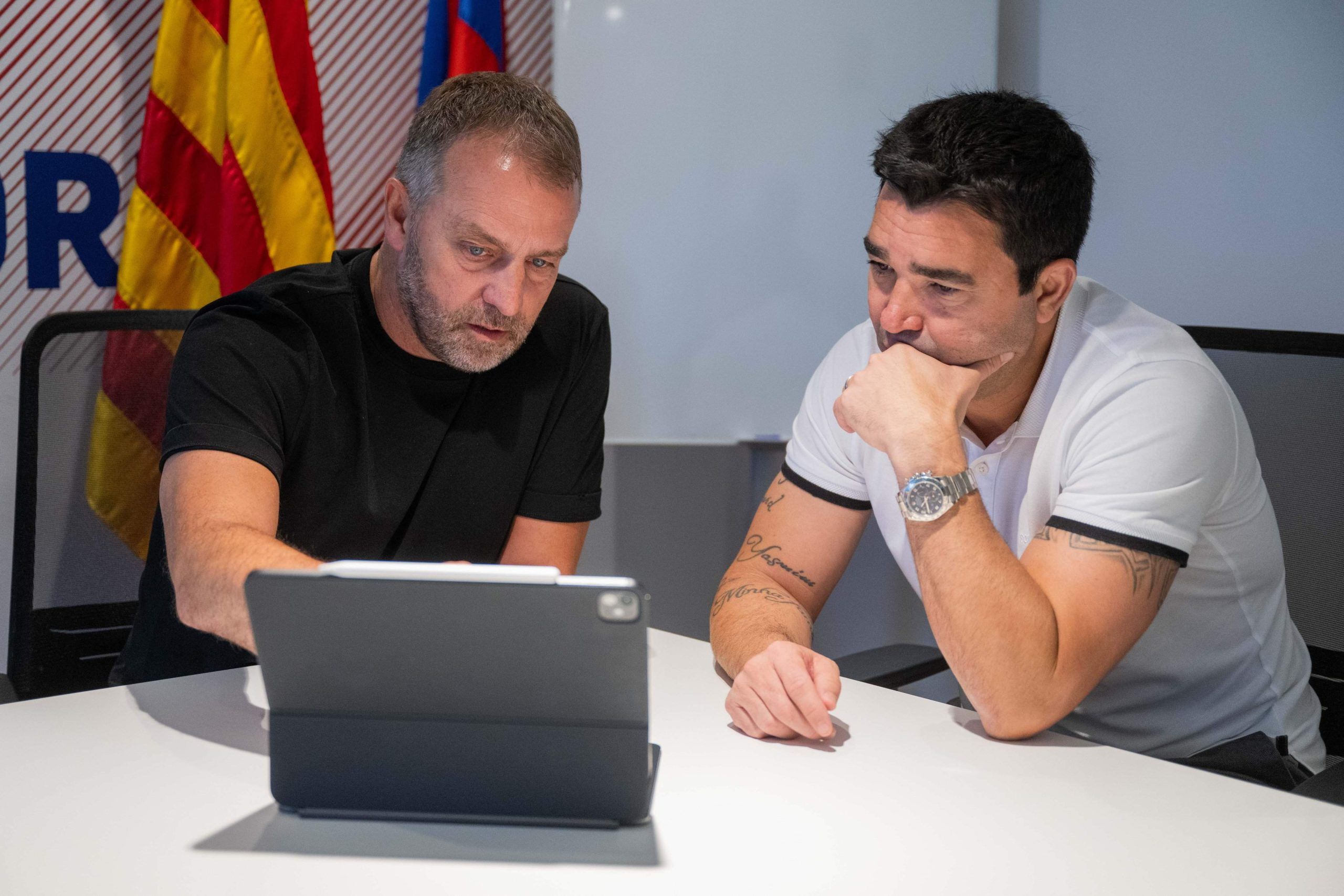 Deco trabajando en la planificación del mercado del FC Barcelona.