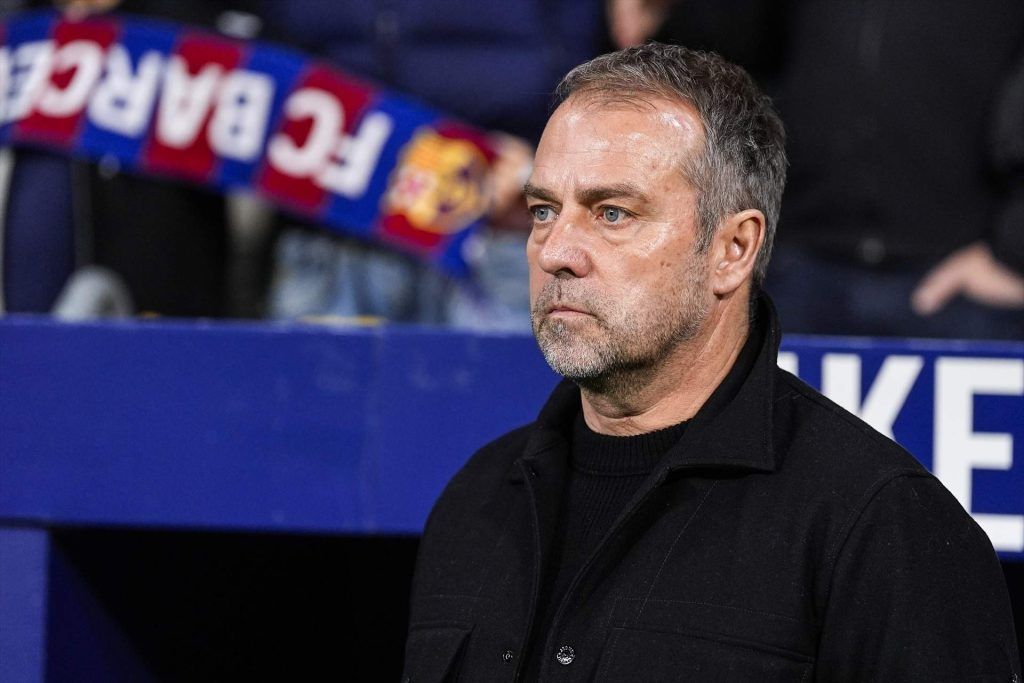 Hansi Flick en el banquillo del Barça, pendiente de renovar hasta 2027