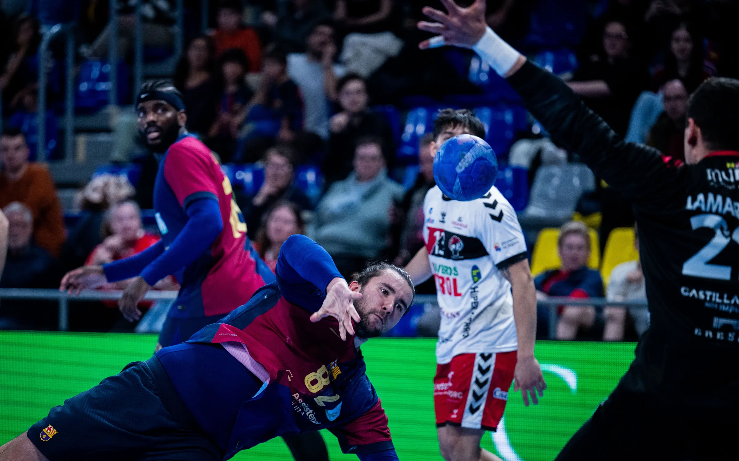 Luís Frade tirando a puerta con Yeray Lamariano, autor de las 10 aturadas, a puerta. (Foto: FC Barcelona)