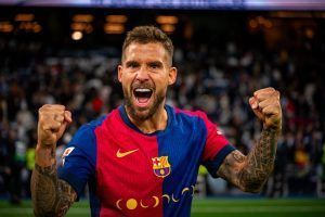 El central Iñigo Martínez seguirá en el Barça hasta 2026 tras su renovación.