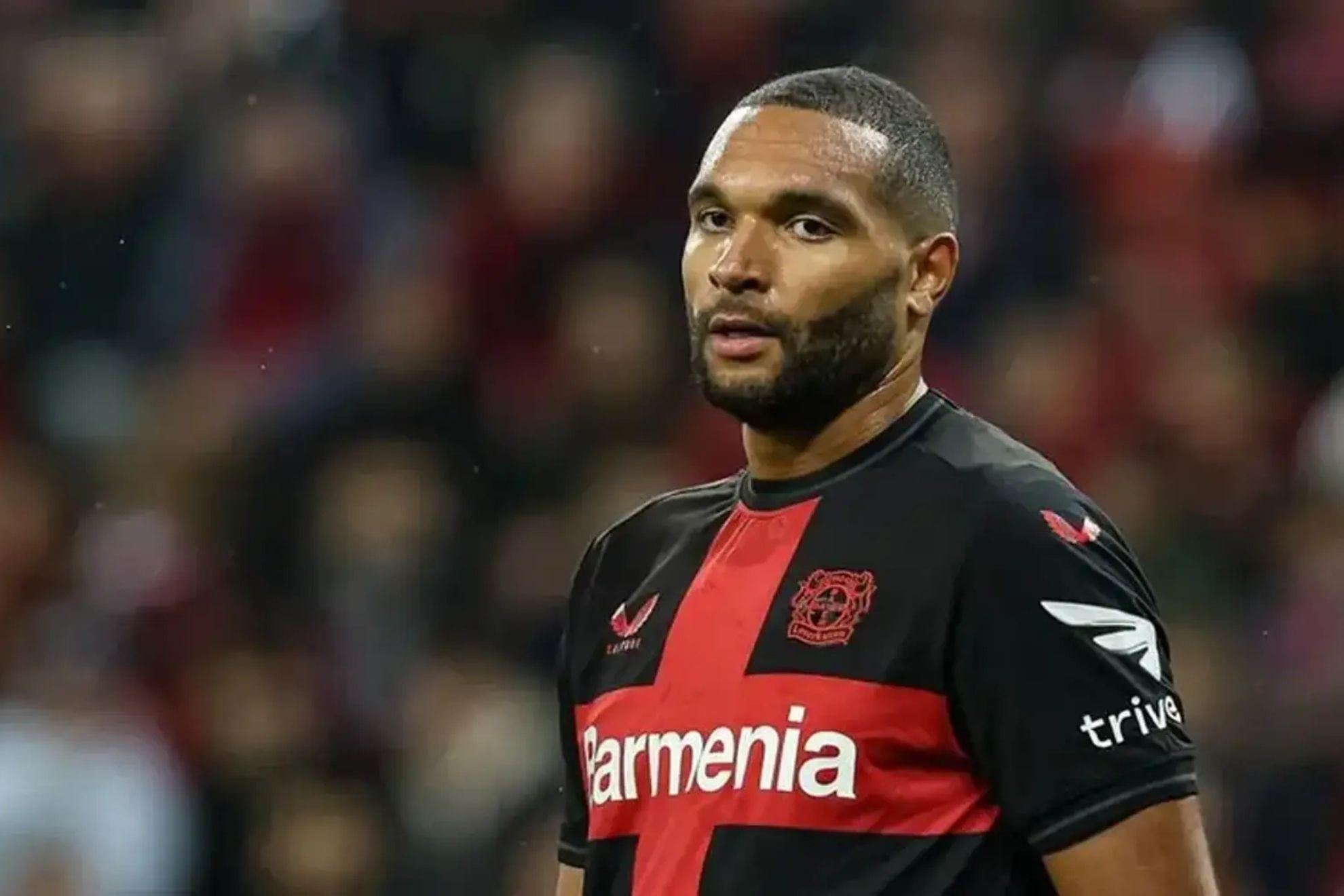 Jonathan Tah en un partido con el Bayer Leverkusen.