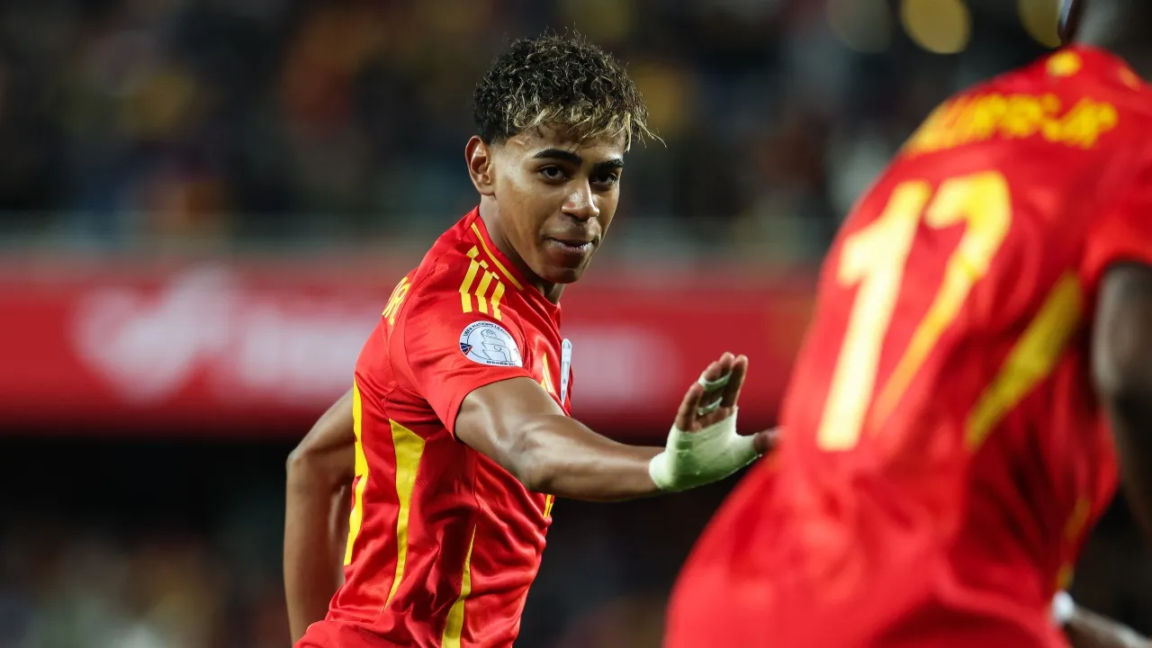 Lamine Yamal durante un partido con la selección española en Mestalla