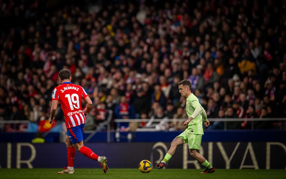 Marc Casadó con molestias tras el choque con Griezmann en el Atlético - Barça