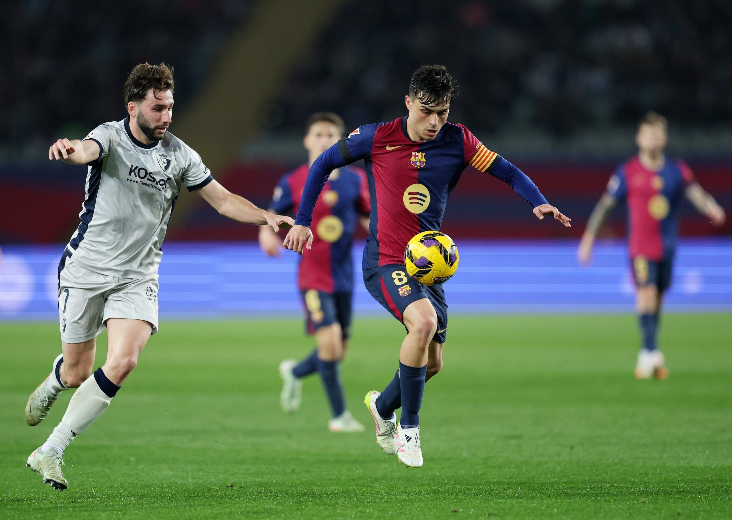 Pedri controla el balón durante el Barça - Osasuna
