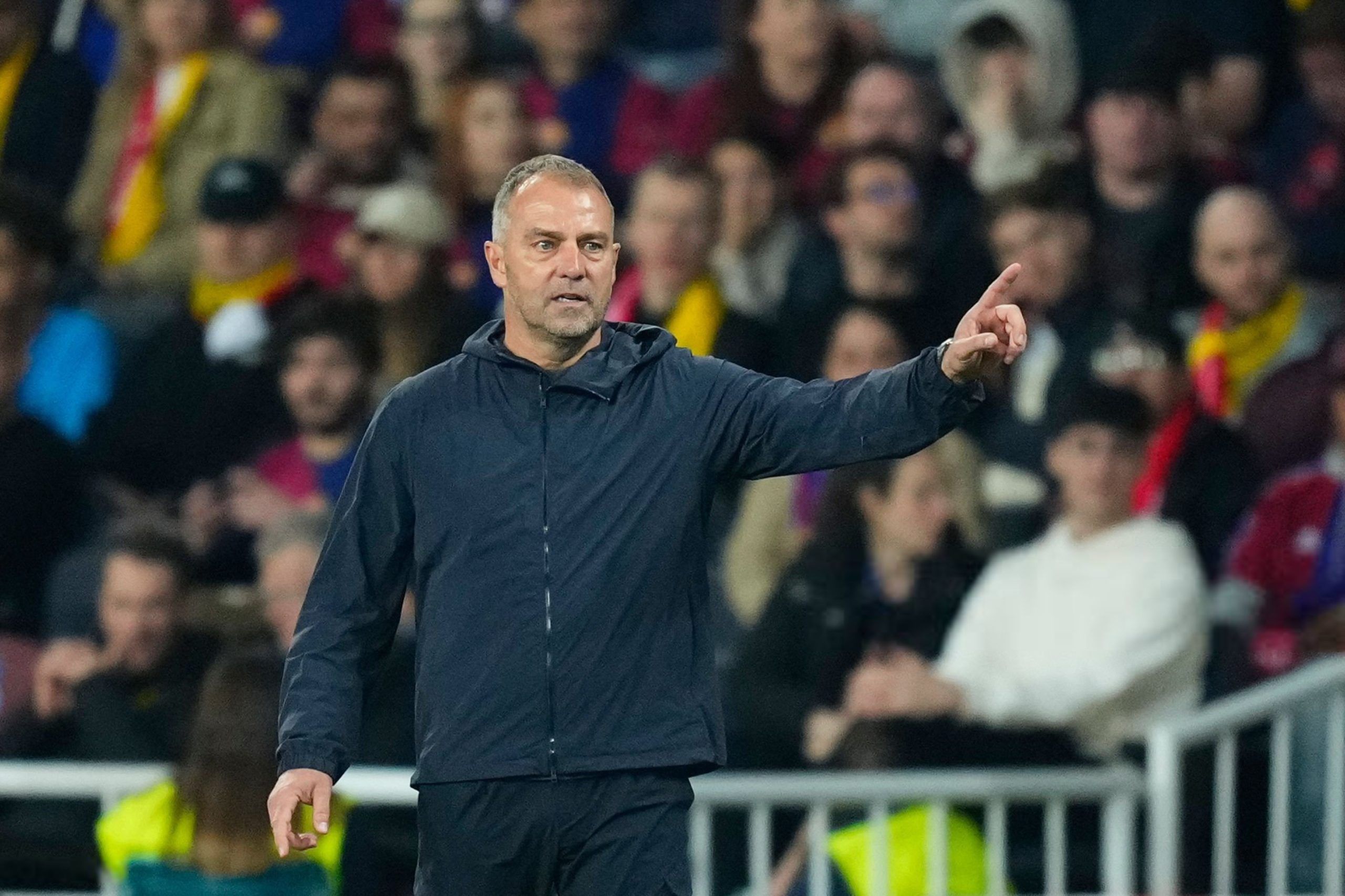 Hansi Flick dirigiendo al FC Barcelona en la Champions 2025
