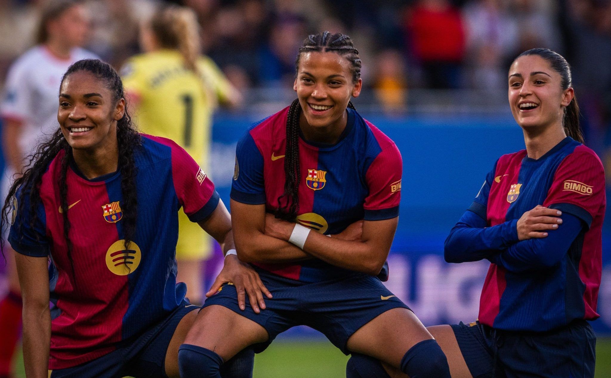 Celebración del tanto de Vicky López, junto a Salma Paralluelo y Jana Fernàndez. (Foto: FC Barcelona)