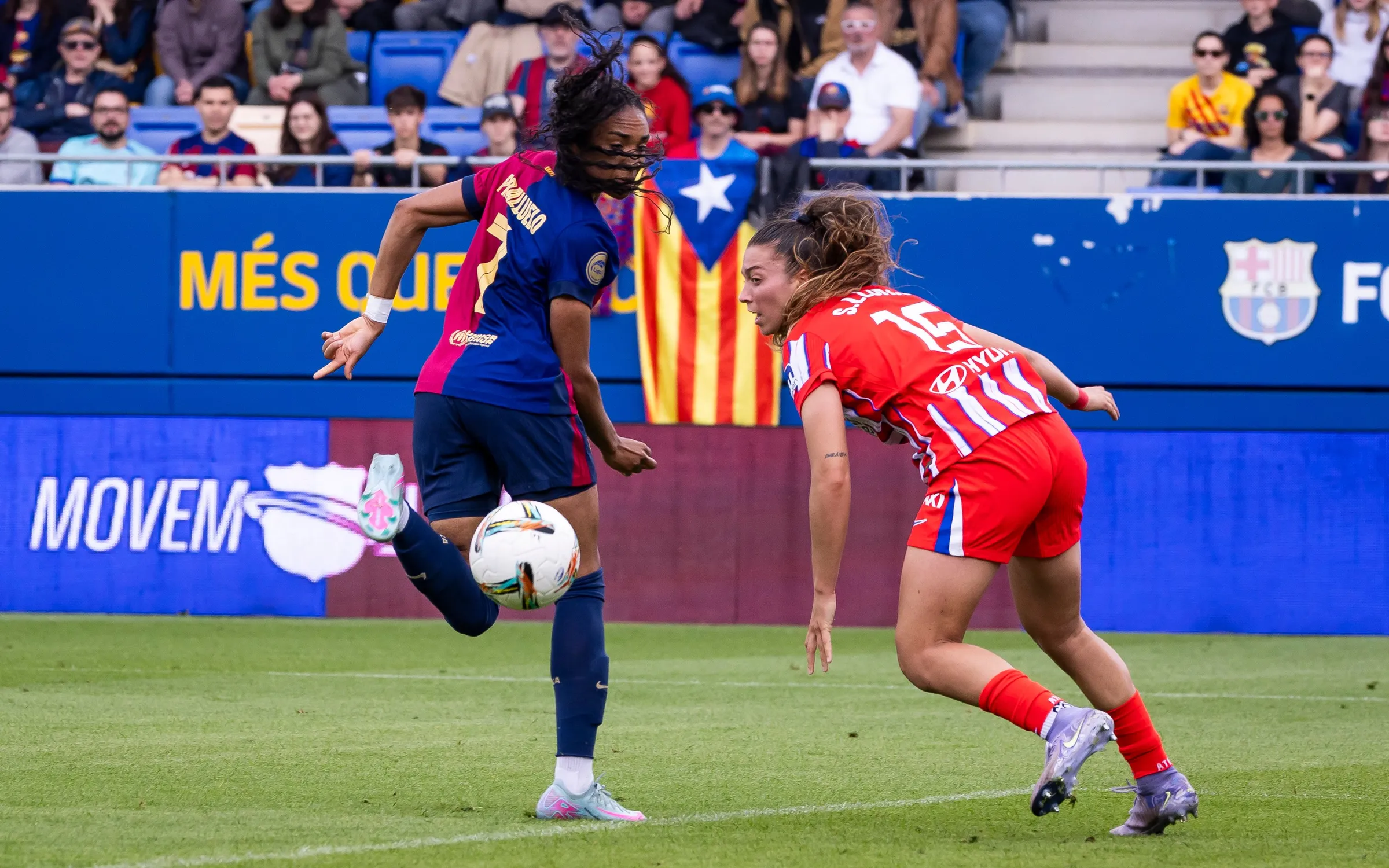 Salma Paralluelo rematando de tacón en el segundo tanto del Barça. (Foto: FC Barcelona)