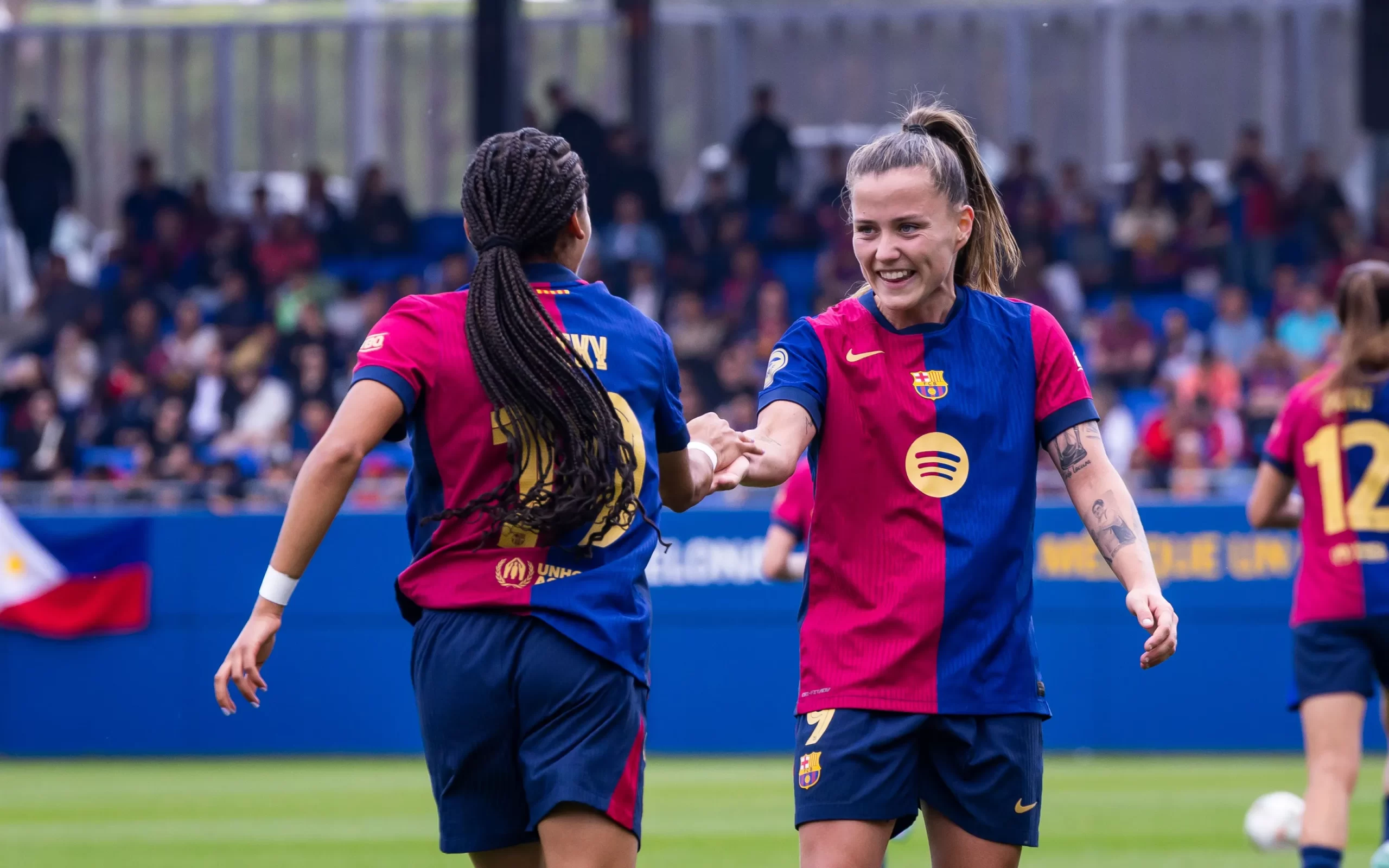 Vicky López y Claudia Pina, celebrando el quinto tanto, anotado por la de Madrid. (Foto: FC Barcelona)