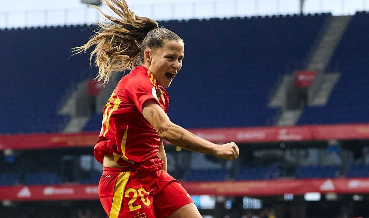 Claudia Pina celebrando uno de sus dos tantos que comportaban la victoria de España. (Foto: @SEFutbolFem)