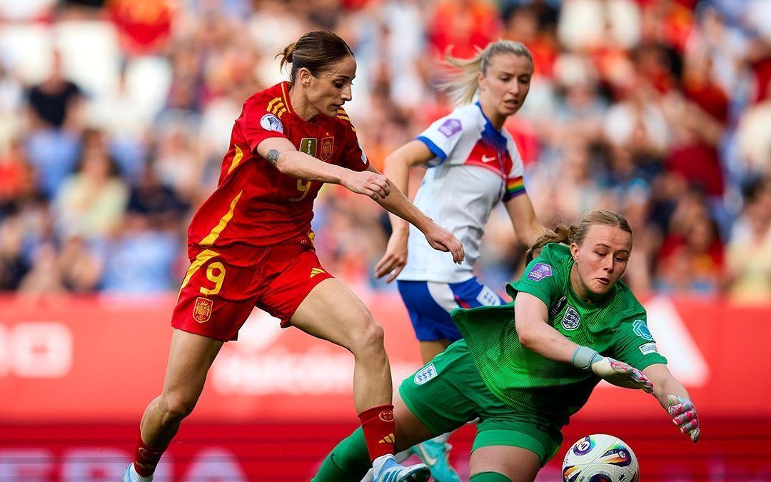 Esther González, ante Hampton, creadora de distintas ocasiones de gol para España en la primera mitad. (Foto: @SEFutbolFem)