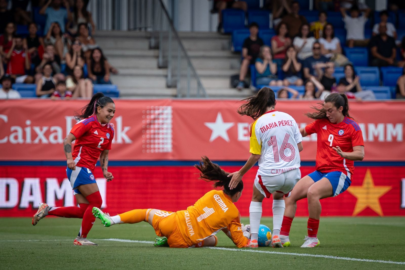 Gemma Font defendiendo la portería de Catalunya en una de las acciones de peligro por parte de Chile. (Foto: Federació Catalana de Futbol)