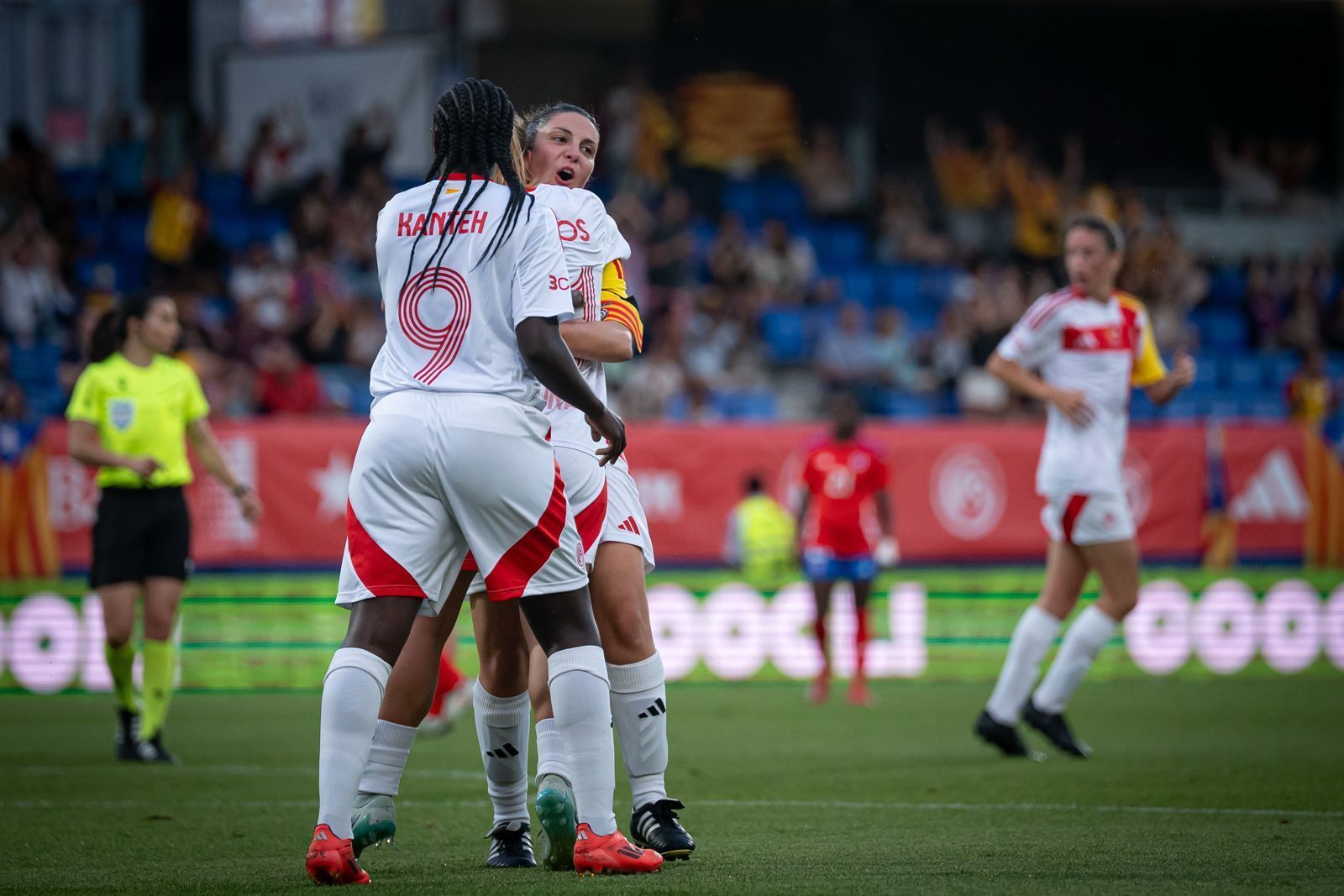 Judit Pablos celebrando uno de sus tantos junto a Fatou Kanteh. (Foto: Federació Catalana de Futbol)