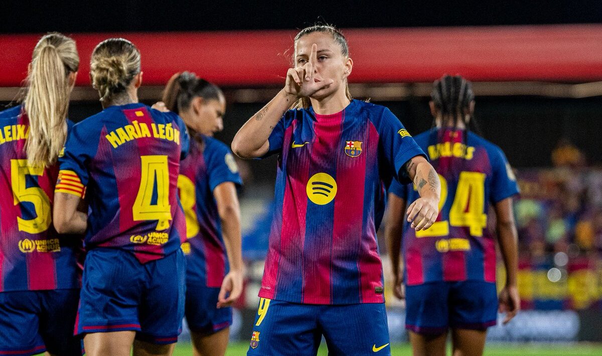 Claudia Pina celebrando uno de sus tres goles en el Barça - Alhama. (Foto: @fcbfemeni)