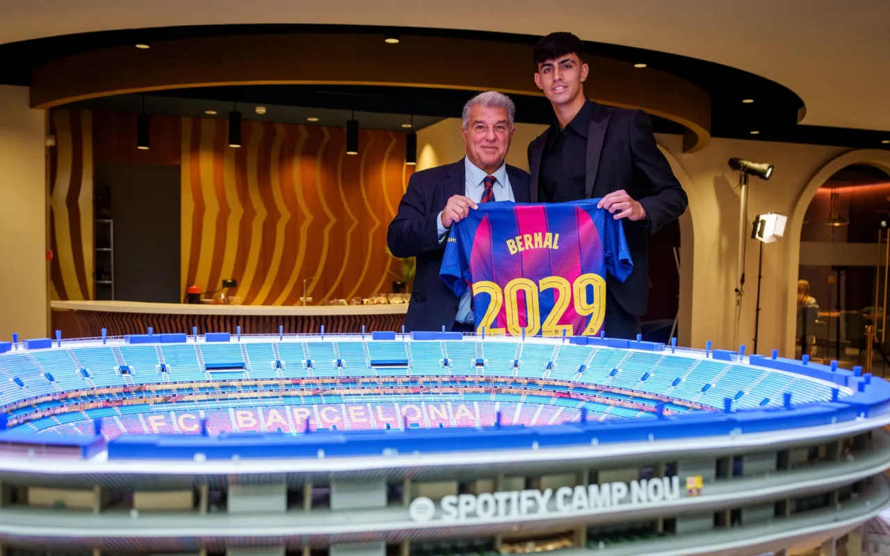 Marc Bernal con Joan Laporta y la maqueta del Spotify Camp Nou