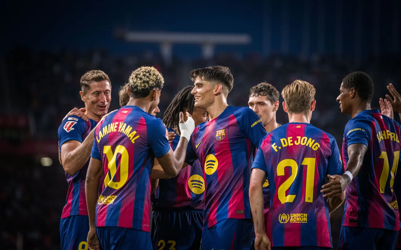 Jugadores del Barça celebrando en grupo el gol. Hay cosas que mejorar.