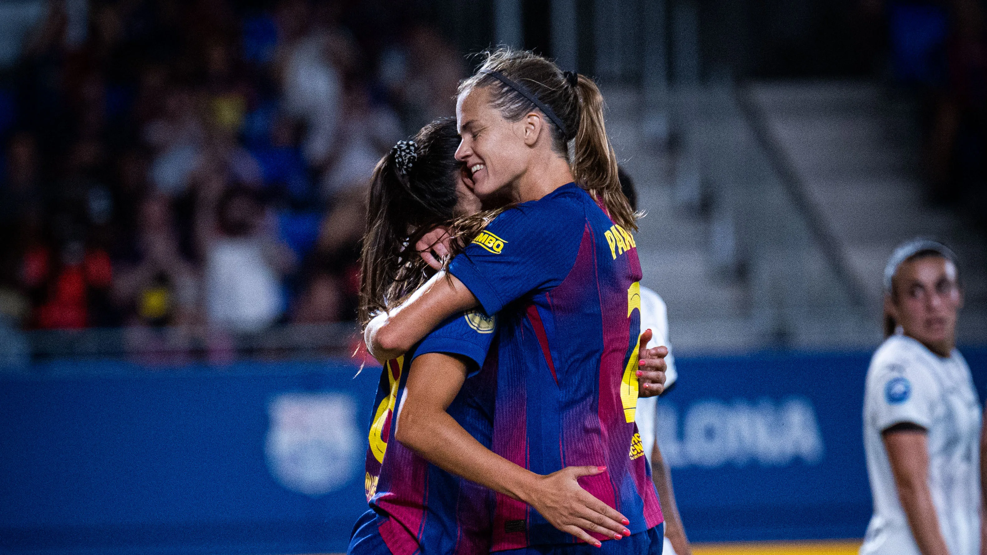 Kika Nazareth celebrando su gol en el Barça - DUX Logroño junto a Irene Paredes. (Foto: @fcbfemeni)