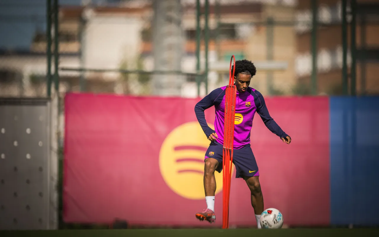 Alejandro Balde en un entrenamiento |  El Barça debe dejar la obsesión por la Champions 