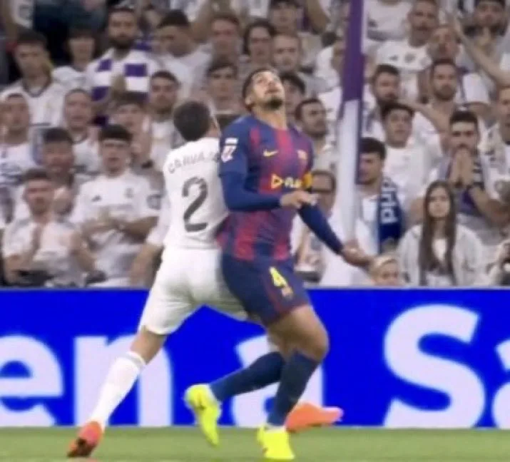 El árbitro Soto Grado no vio penalti de Carvajal a Araujo