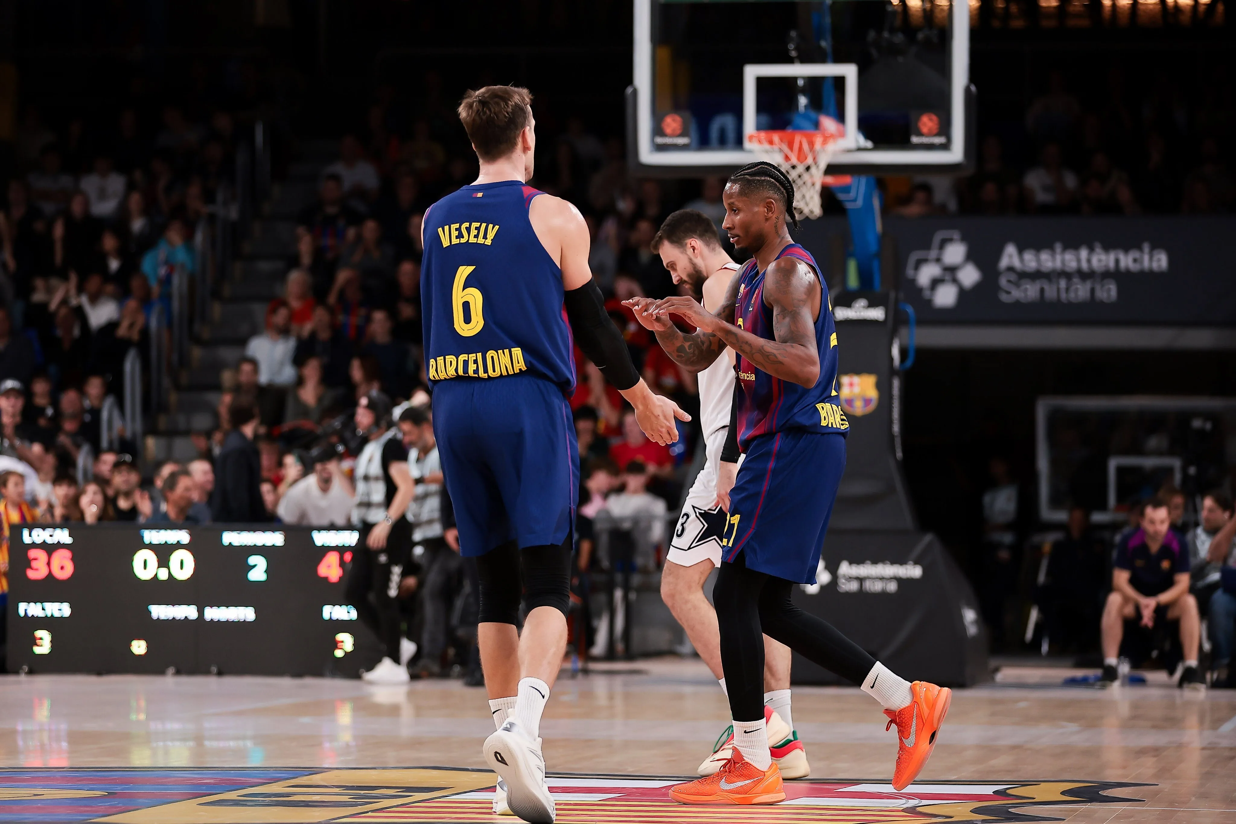 El Barça resiste y vence al Milán en un final de infarto en el Palau