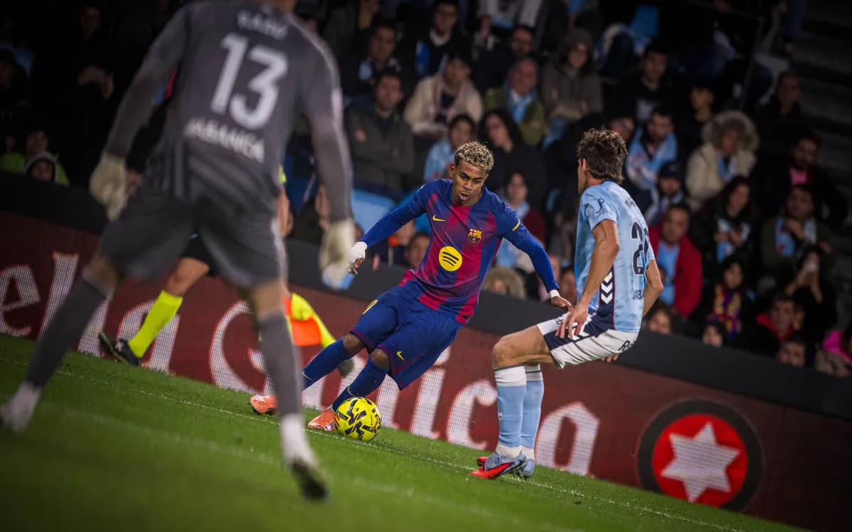 Lamine Yamal encara a Marcos Alonso en el Celta 2-4 FC Barcelona
