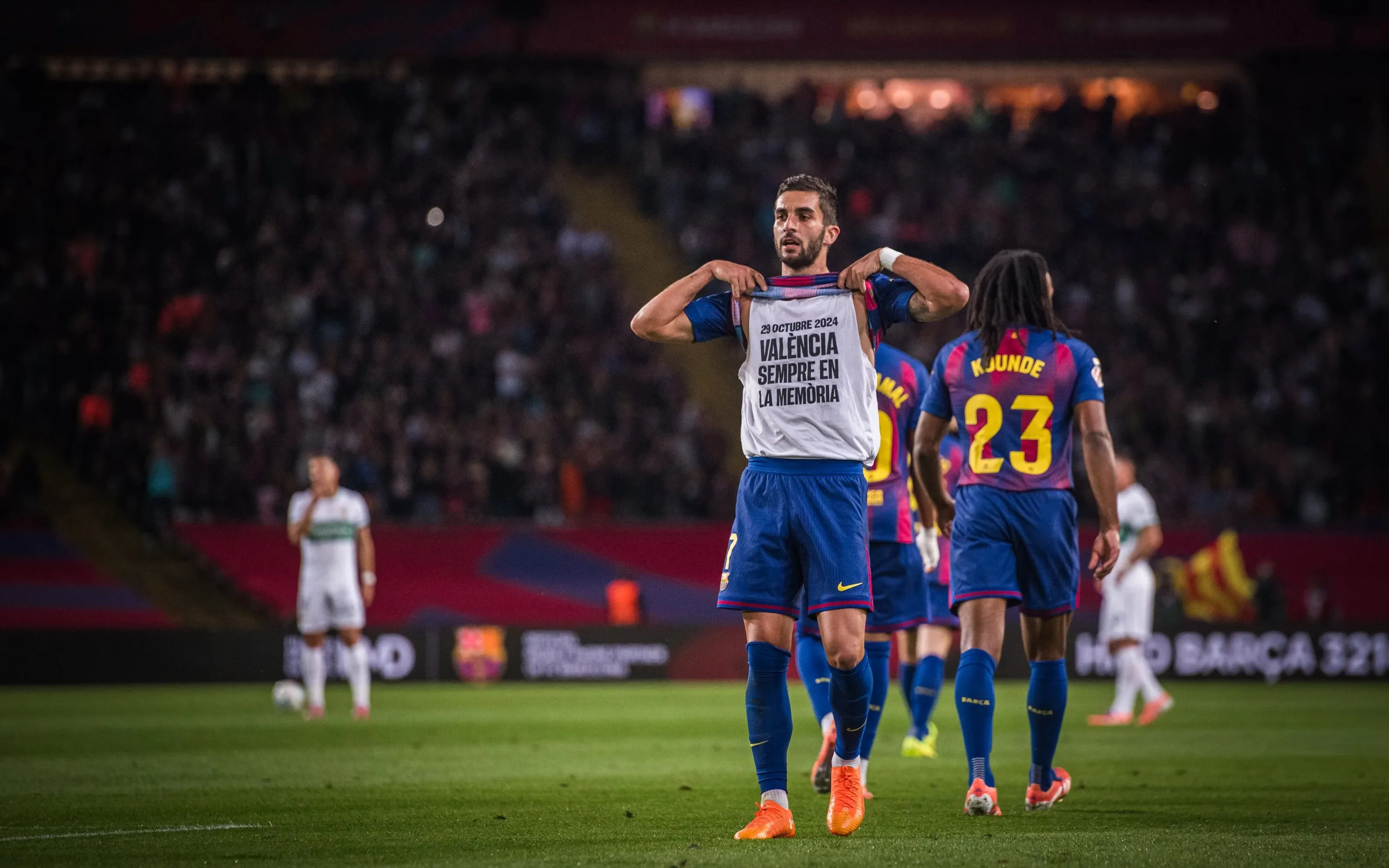 Ferran Torres celebra el 2-0 al Elche acordándose de la DANA de Valencia que el 29 de octubre hizo un año