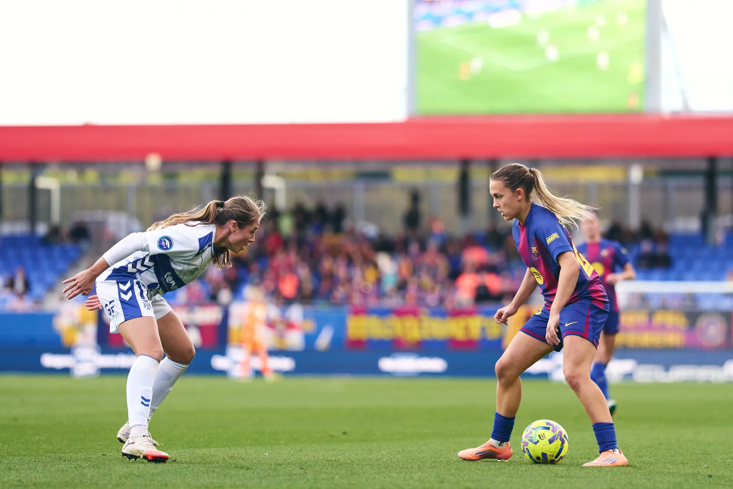 Carla Julià, debutando como titular en el primer equipo ante el Costa Adeje Tenerife. (Foto: Alex Caparrós - FC Barcelona)