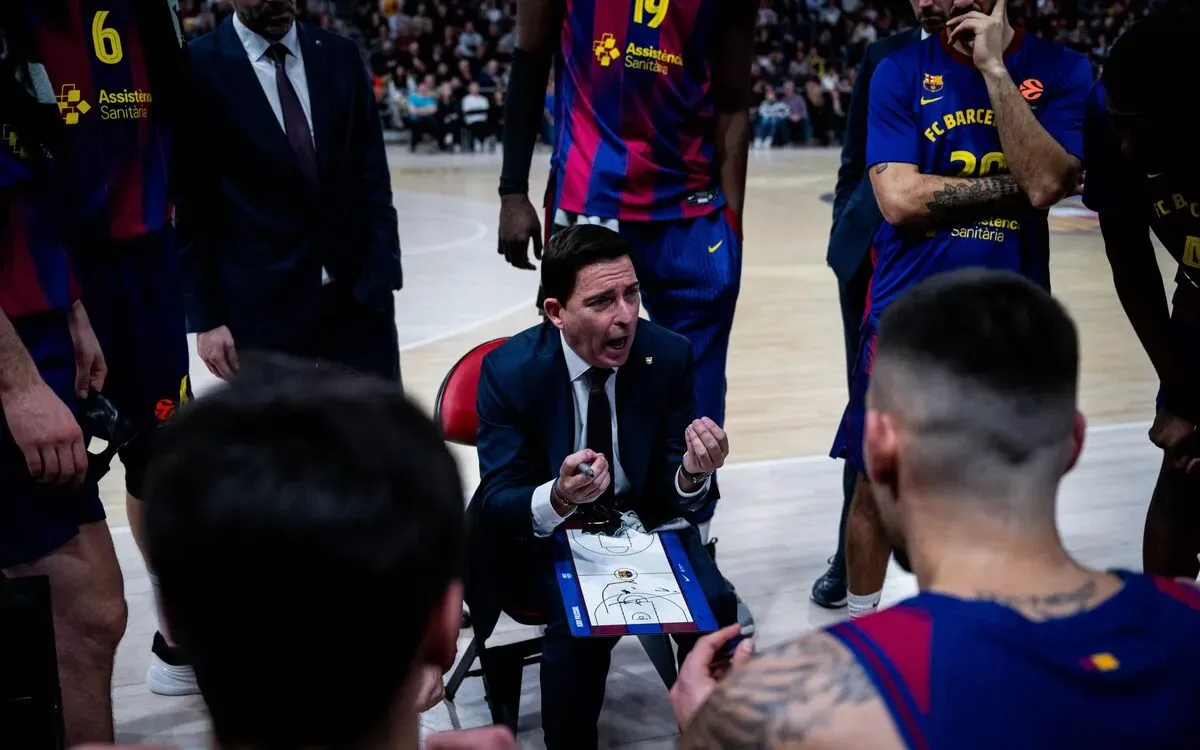 Xavi Pascual dando instrucciones a la plantilla en el Barça-Mónaco | Imagen FC Barcelona