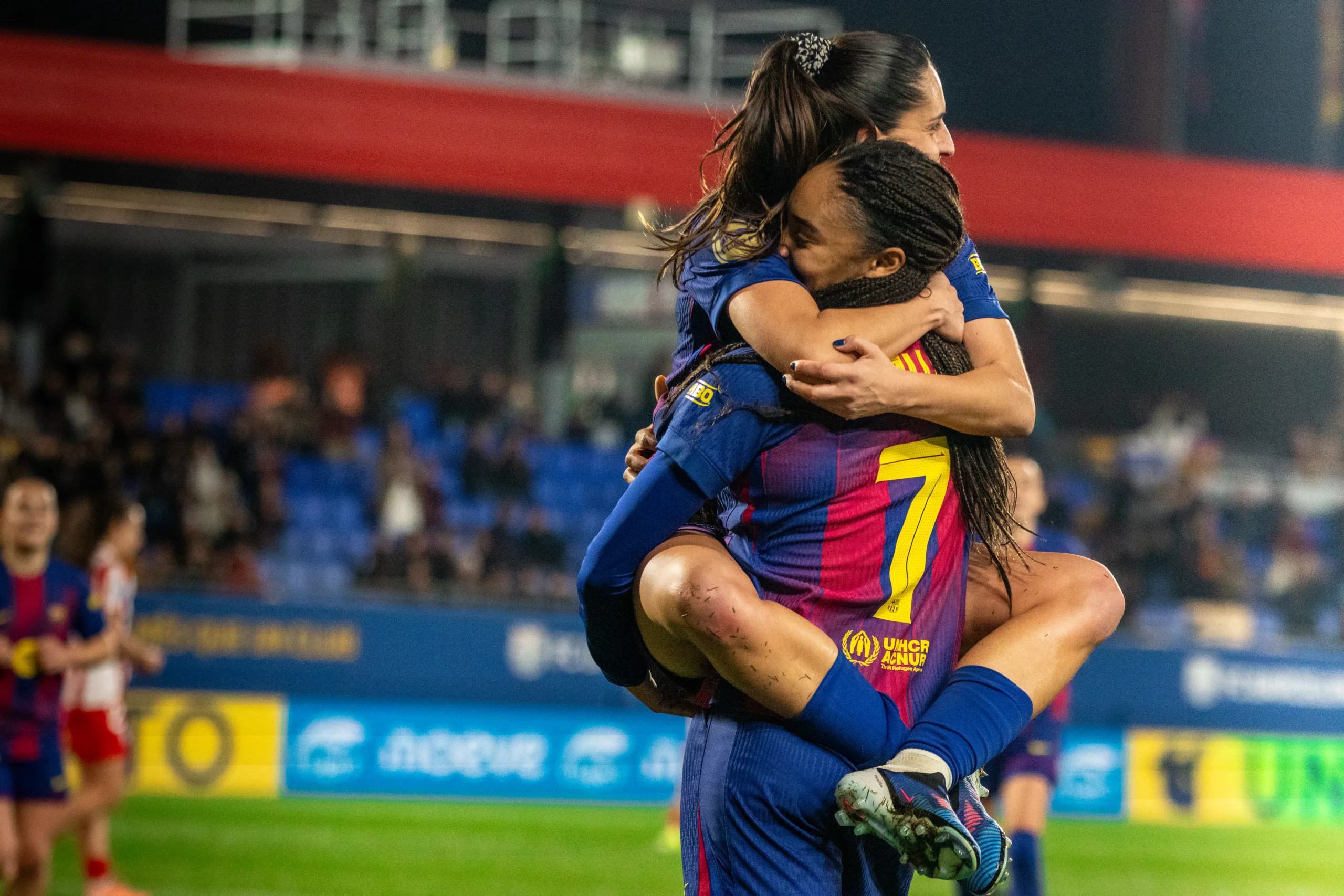 Salma Paralluelo celebrando su gol ante el Atlético de Madrid junto a Kika Nazareth. (Foto: @jsp.raw - a Partido Único)