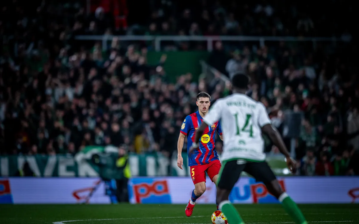 Pau Cubarsí en una acción del Racing-Barça | Imagen FC Barcelona