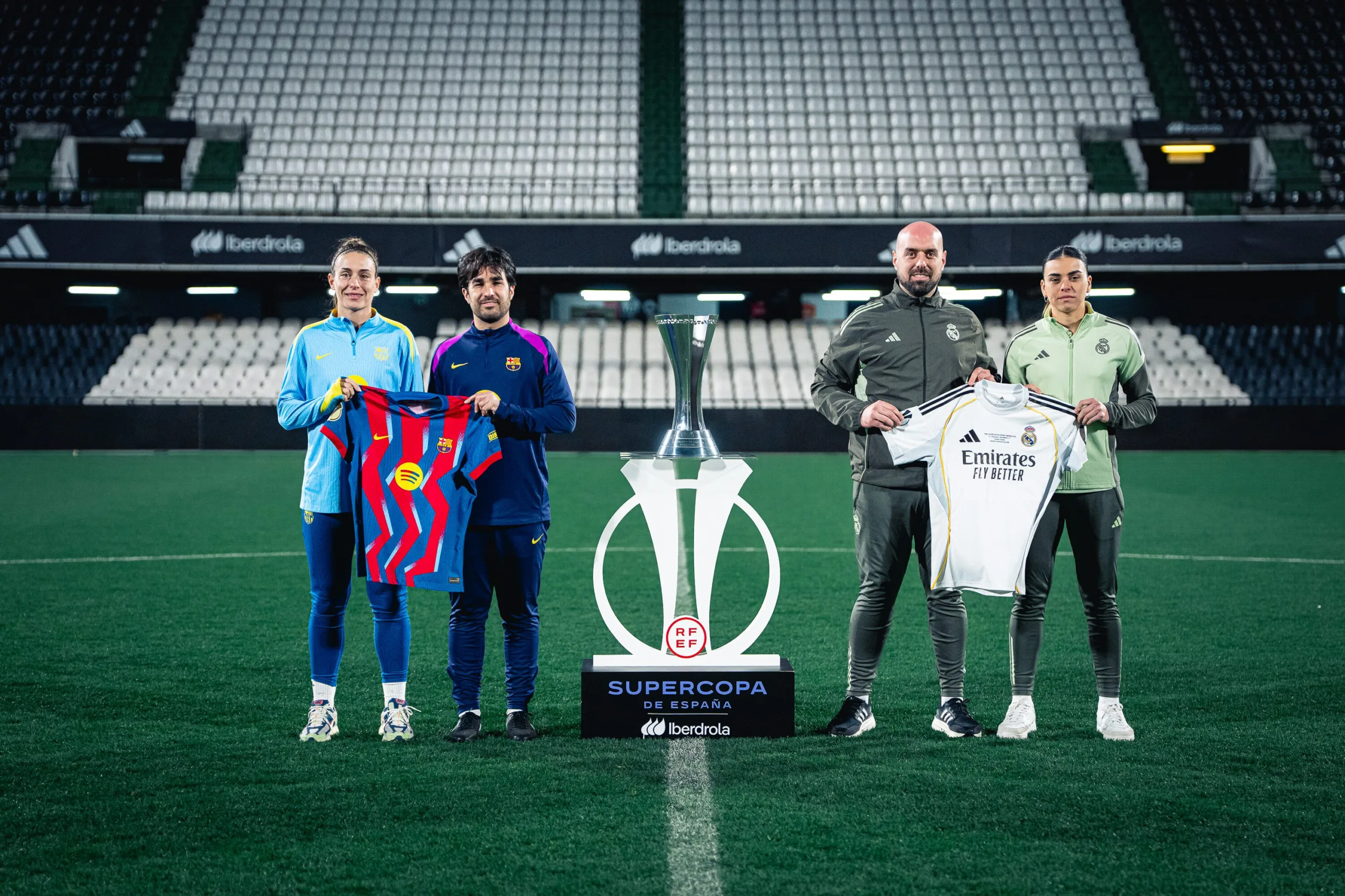 Foto tradicional de capitanas y entrenadores antes del Barça Femenino-Real Madrid | Imagen FC Barcelona