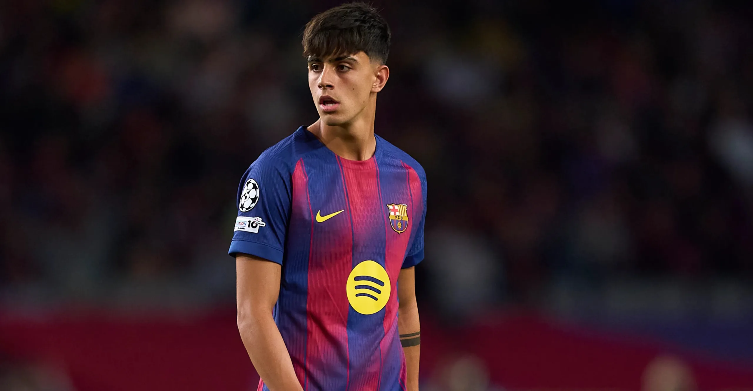 Marc Bernal jugando en Champions League