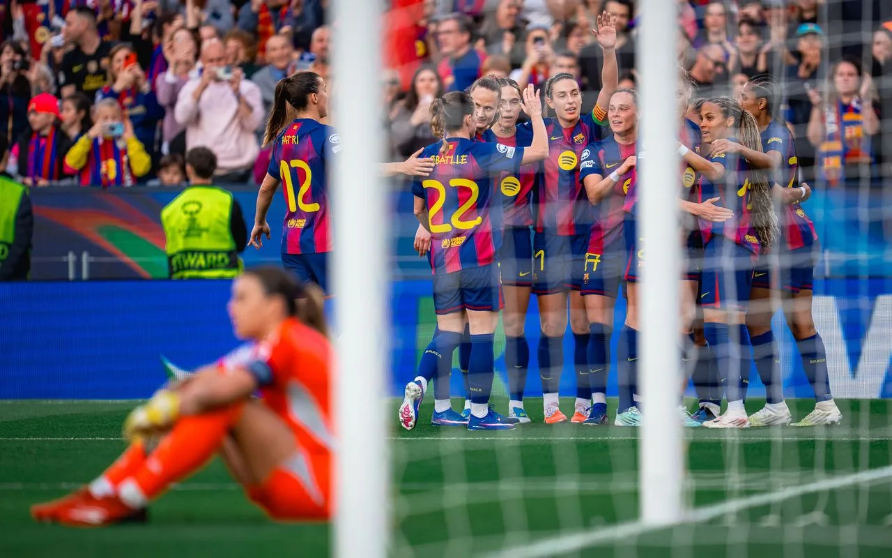 Las jugadores del Barça Femenino celebran uno de los goles ante el Real Madrid en el Camp Nou