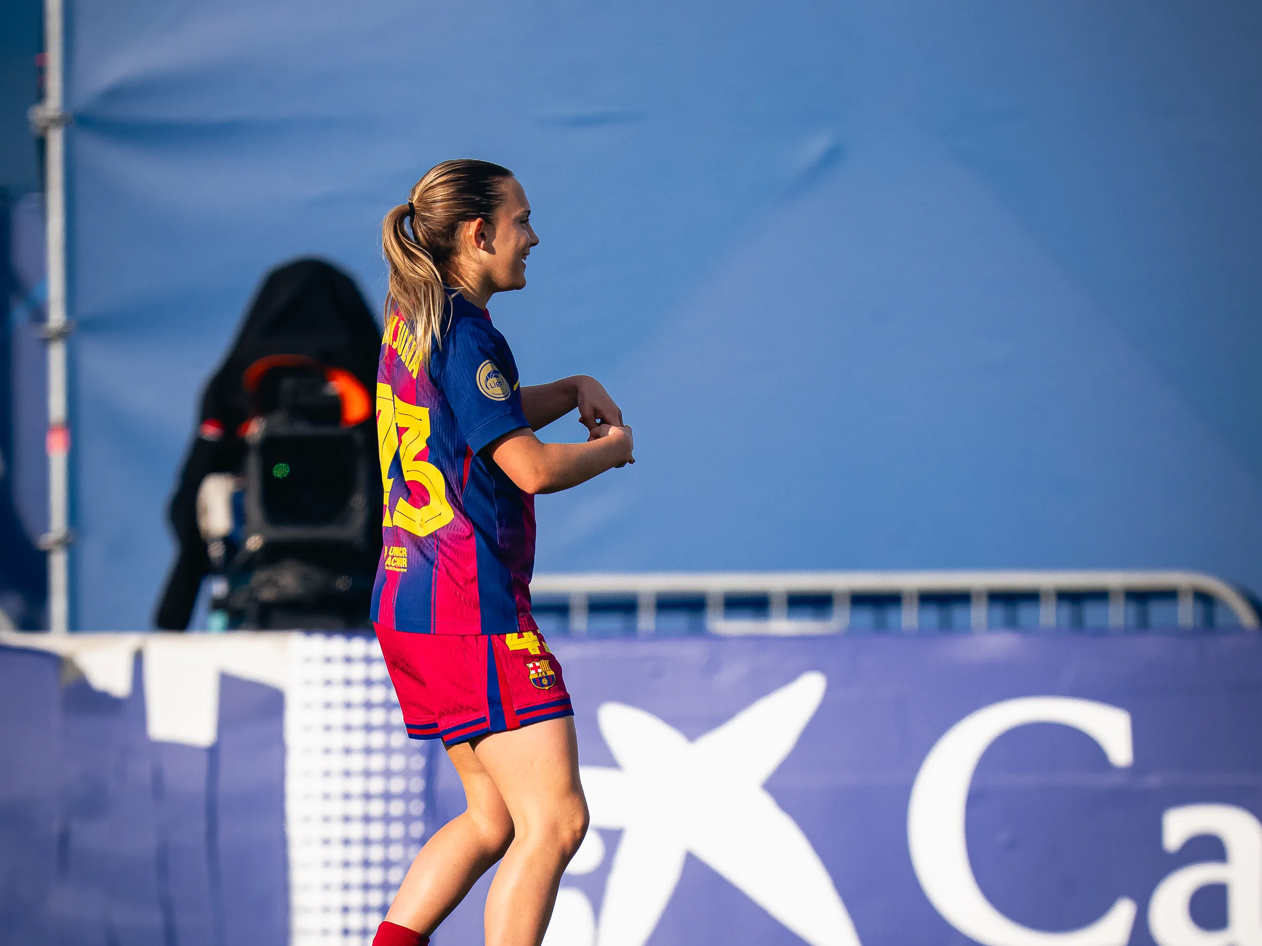 Carla Julià celebrando el primer gol del derbi ante el Espanyol que decidía la Liga. (Foto: FC Barcelona)