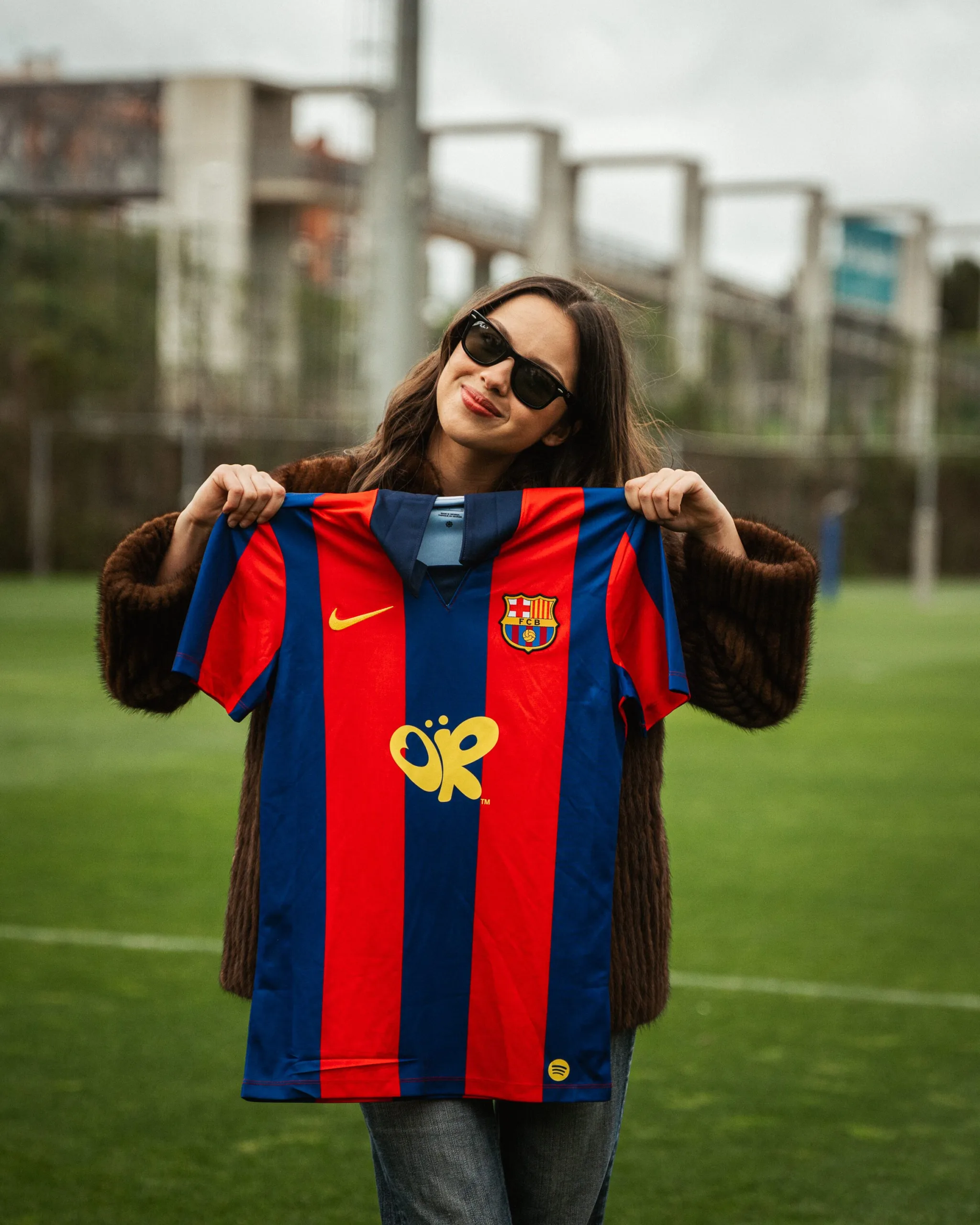 Olivia Rodrigo con la camiseta lanzada por el club retro en la previa del FC Barcelona-Real Madrid