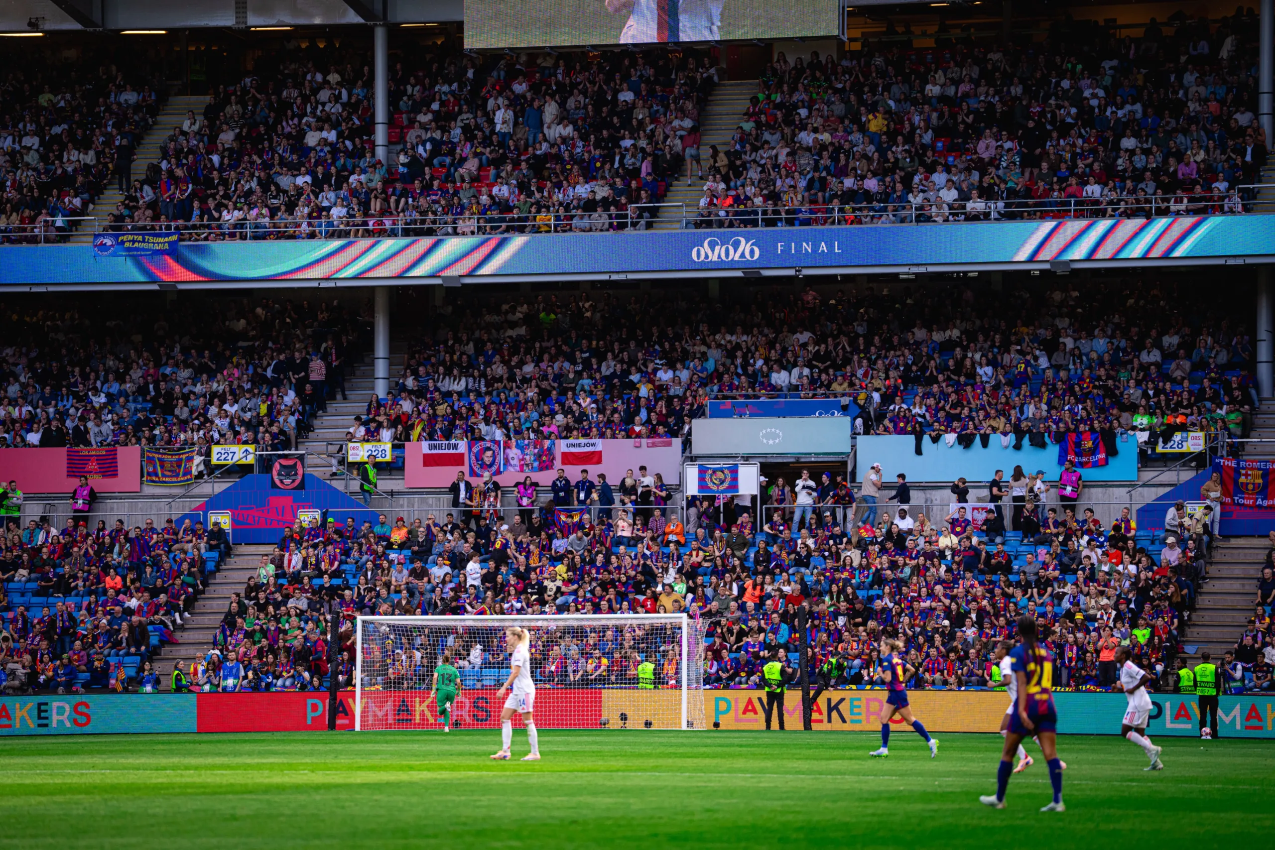 El Barça, con su grada, en la primera parte de la final ante el OL Lyonnes. (Foto: FC Barcelona)