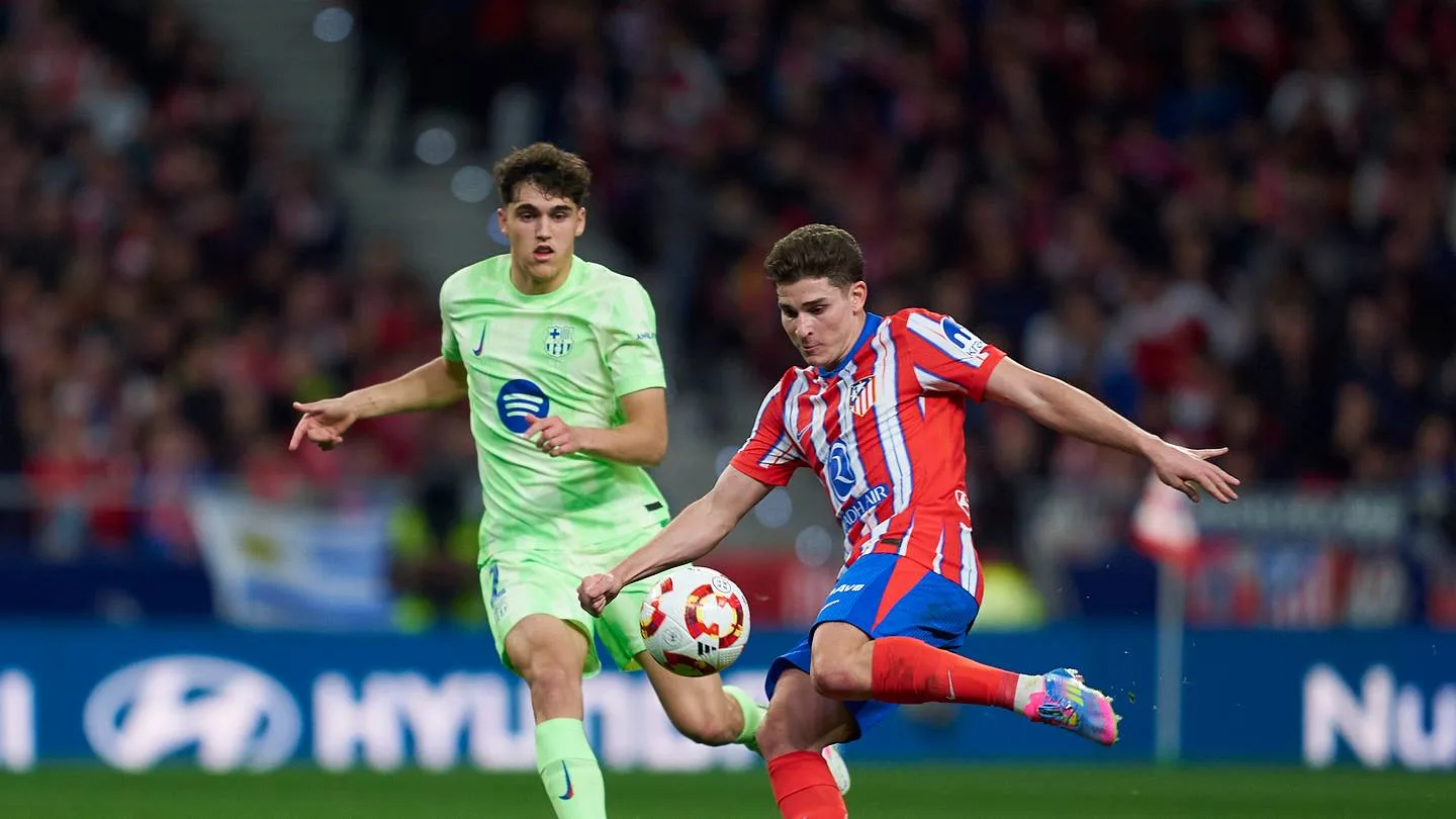 Julián Álvarez en un partido contra el FC Barcelona