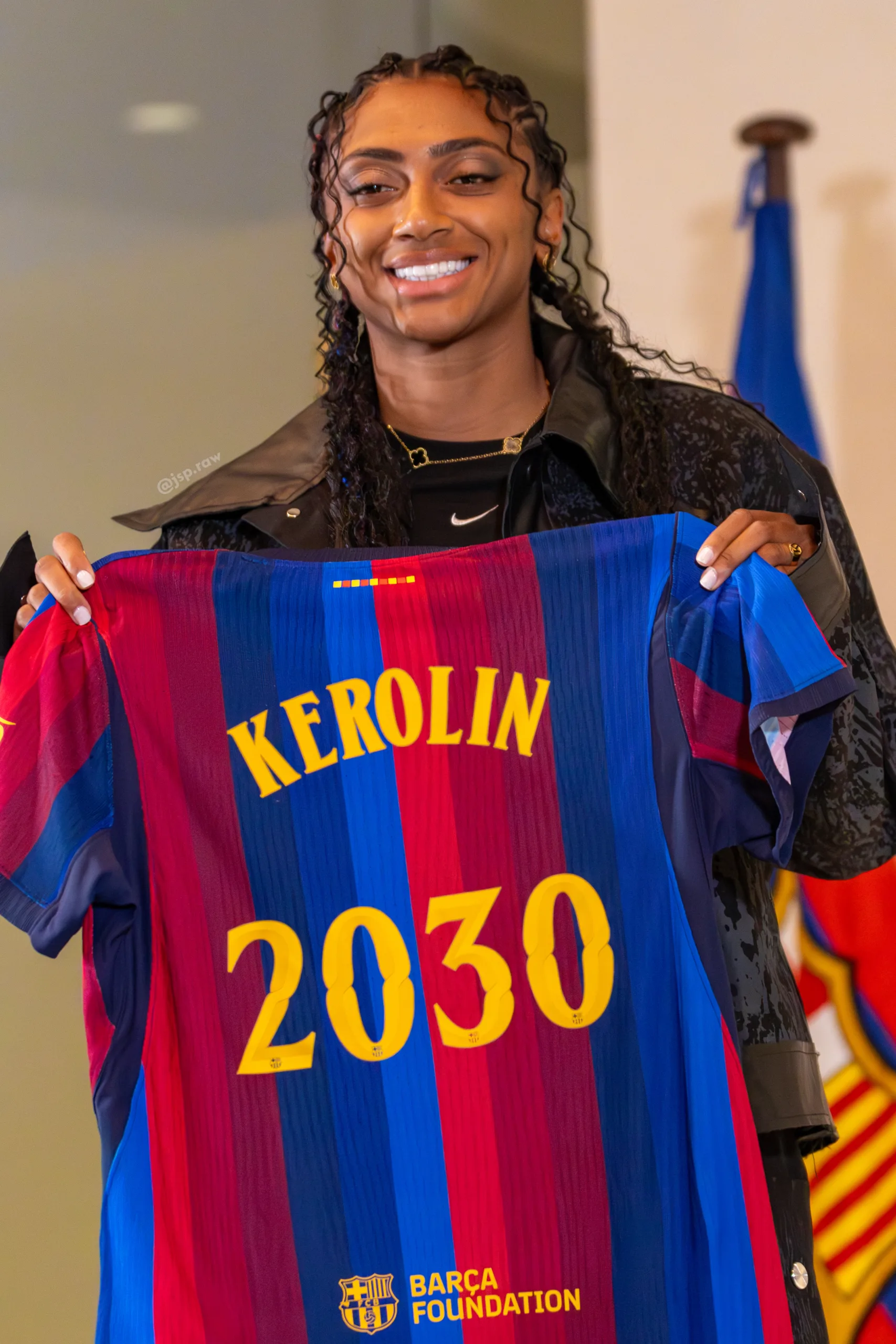 Kerolin con la camiseta azulgrana, mostrando su firma hasta 2030 con el club. (Foto: a Partido Único - @jsp.raw)