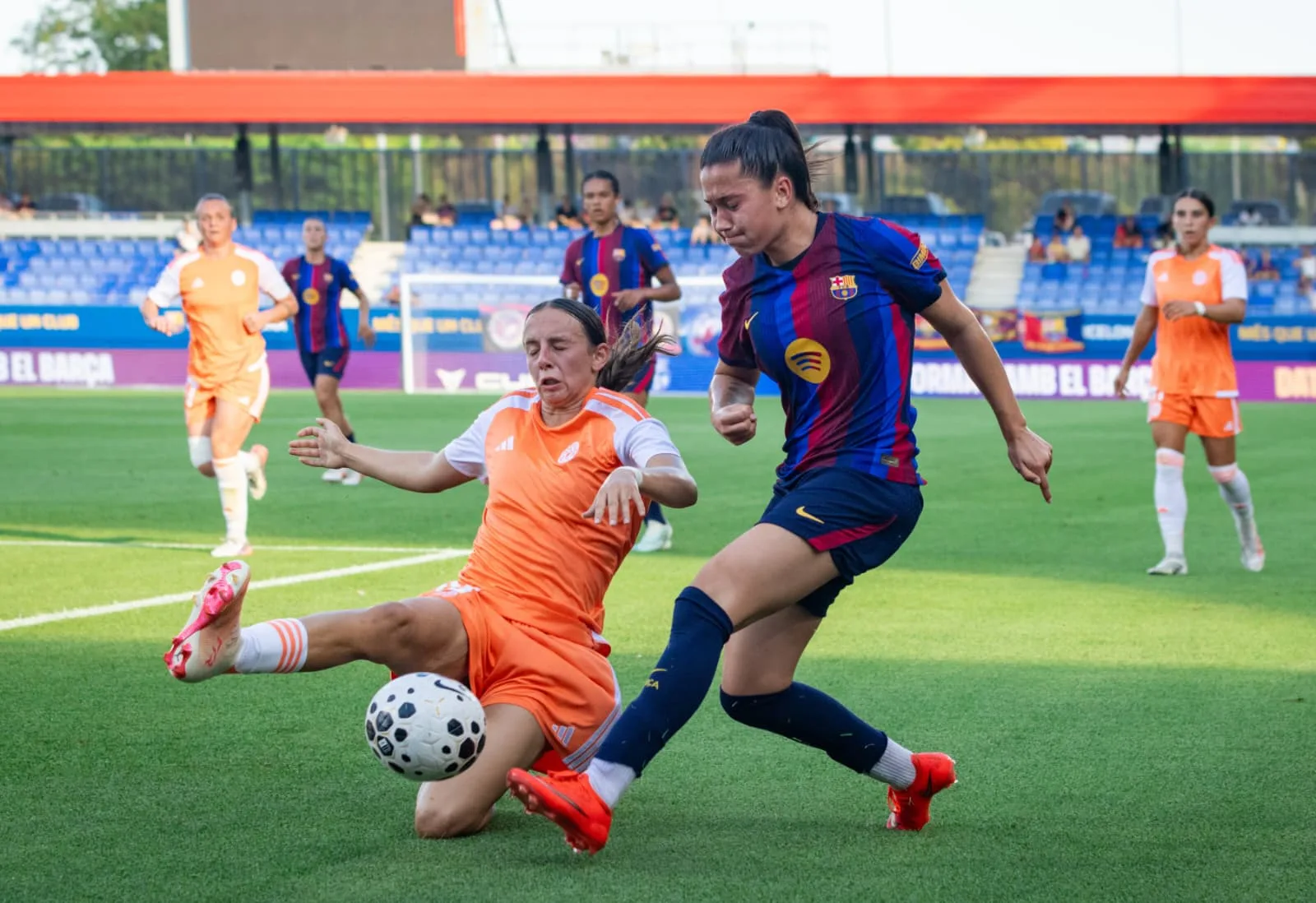 Lúa Arufe buscando portería en el amistoso Barça - Montpellier. (Foto: @jsp.raw - a Partido Único)