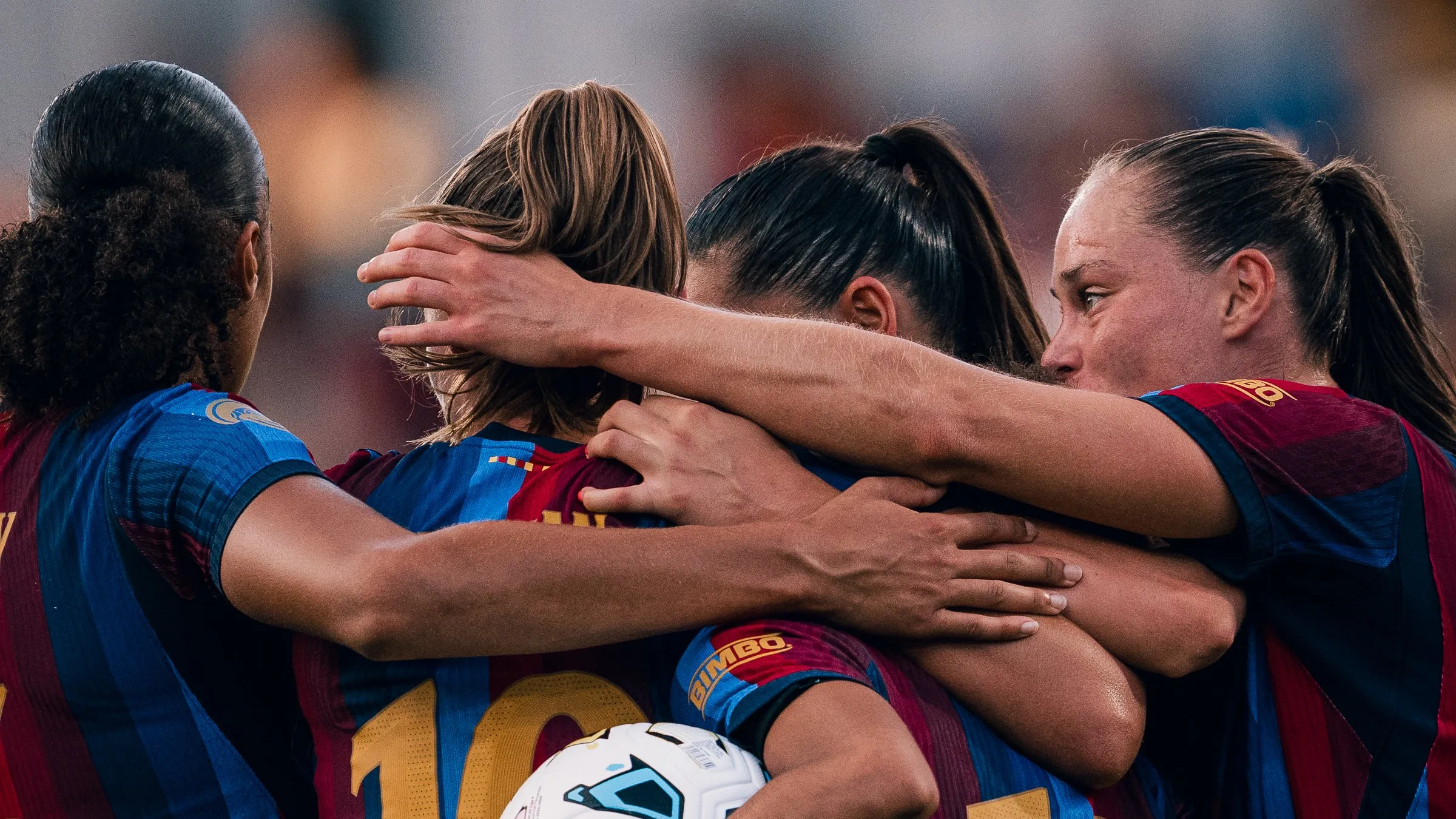 El Barça celebrando el gol del empate, de Vicky López. (Foto: @fcbfemeni)