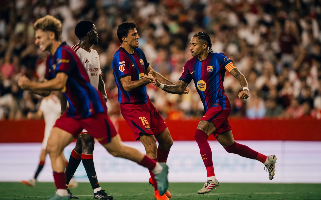 Raphinha celebra uno de sus goles frente al Sevilla